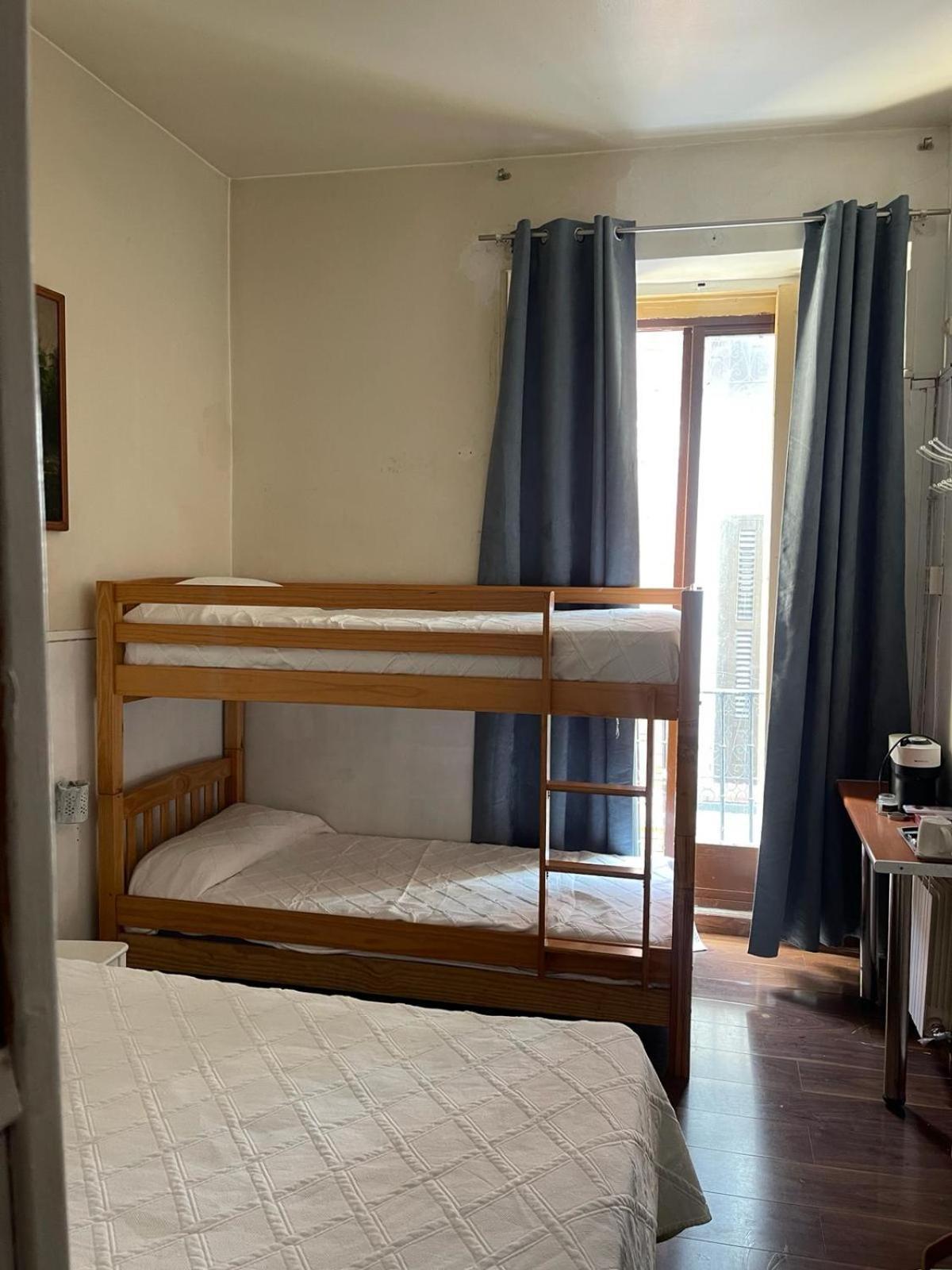 Hostal Daniel Madrid Bagian luar foto