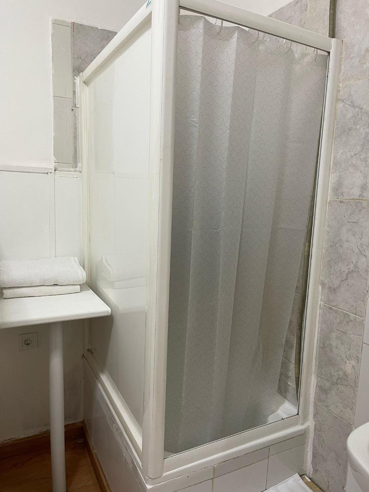 Hostal Daniel Madrid Bagian luar foto