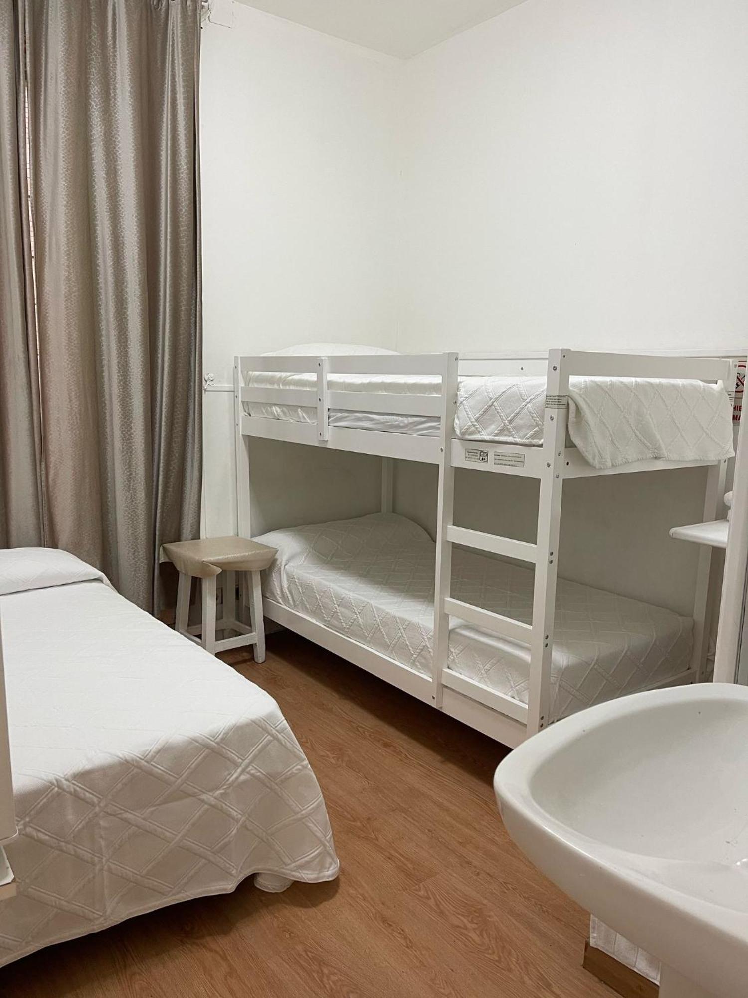 Hostal Daniel Madrid Bagian luar foto